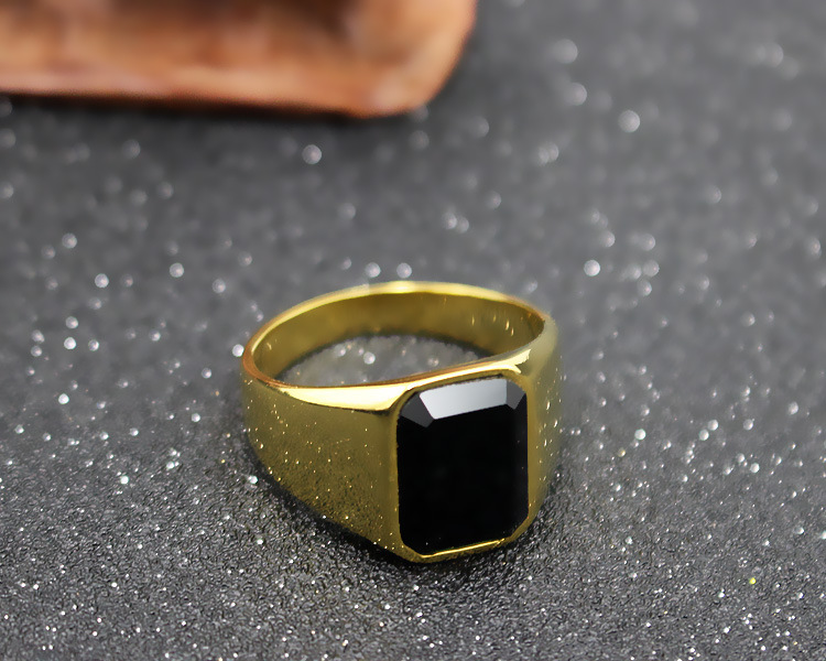 rn05外贸欧美复古男士钛钢戒指 潮男霸气钢戒 金色方形黑宝石戒指