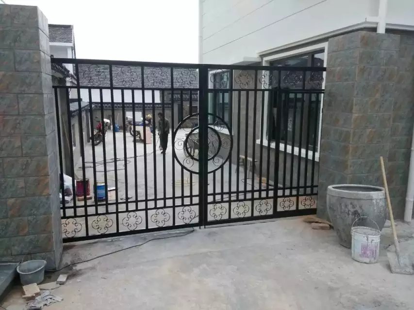 厂家定做欧式铁艺大门别墅 庭院简单实用款式铁大门纯黑金属漆铁