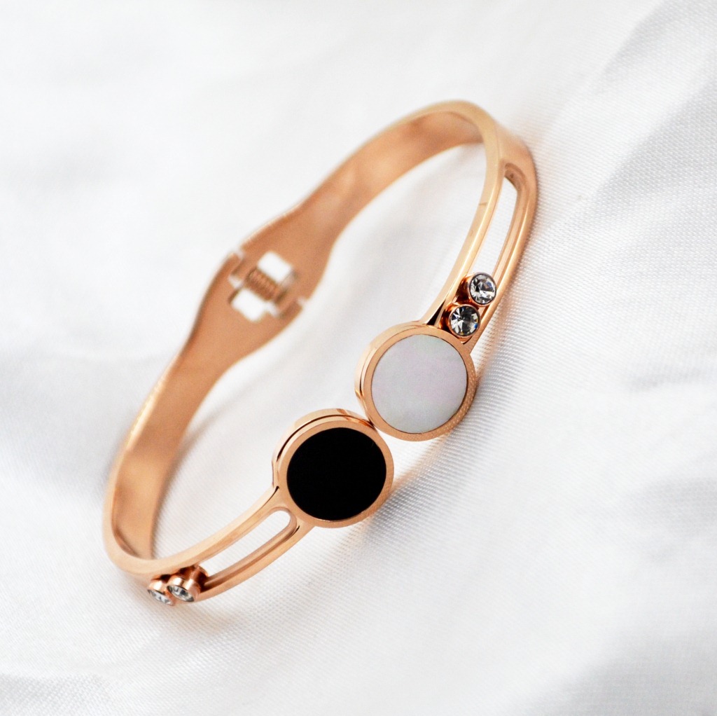 新款韩版镂空转动四钻黑白面女生手镯时尚钛钢直扣女玫瑰金手镯