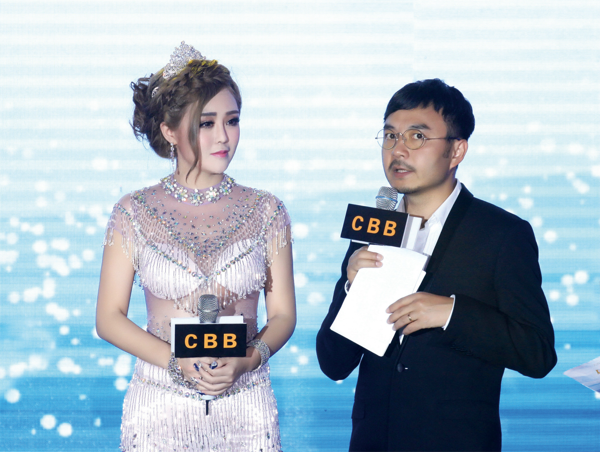 初瑞雪和明星合影