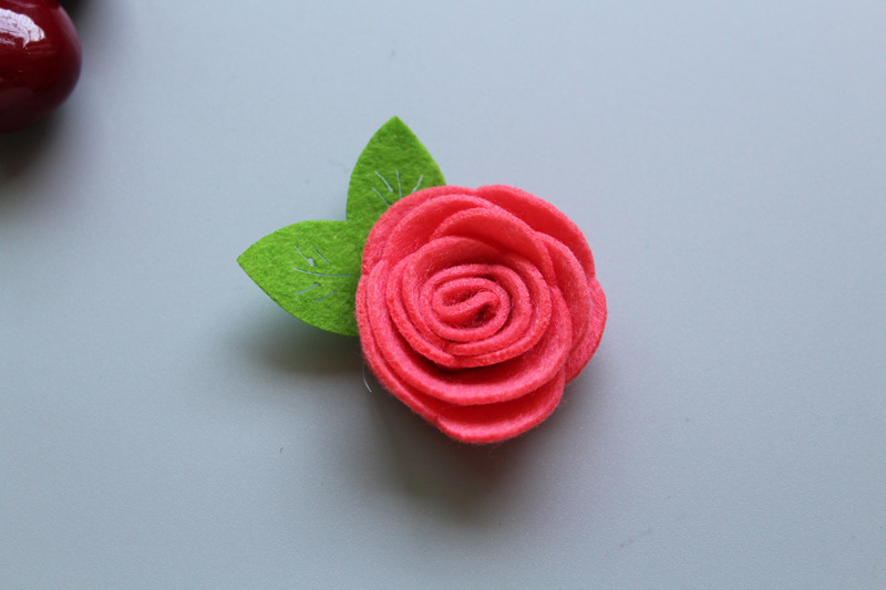 新款 无纺布卷玫瑰带叶子手工花朵 胸花 diy手工花服饰配件25色