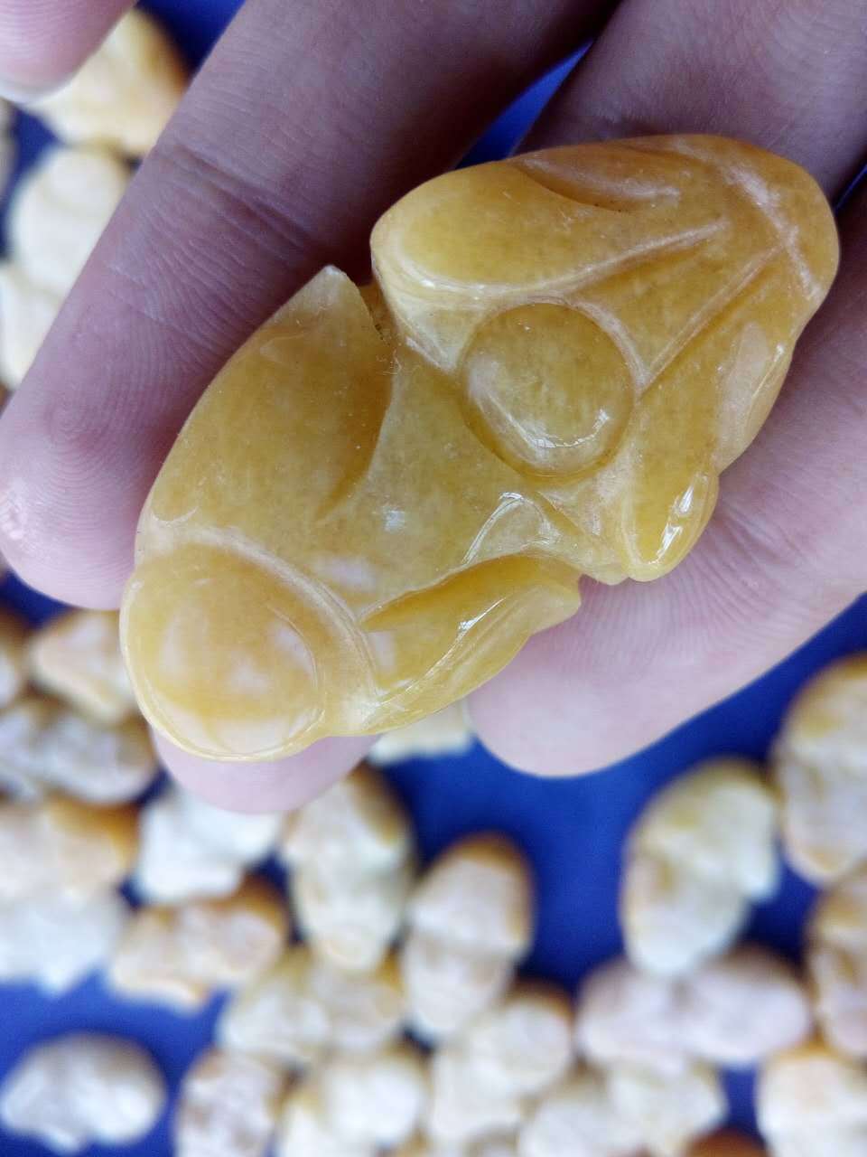 产品介绍:天然黄玉皮休吊坠,规格:39mm*23mm(约),黄玉硬度较软,容易