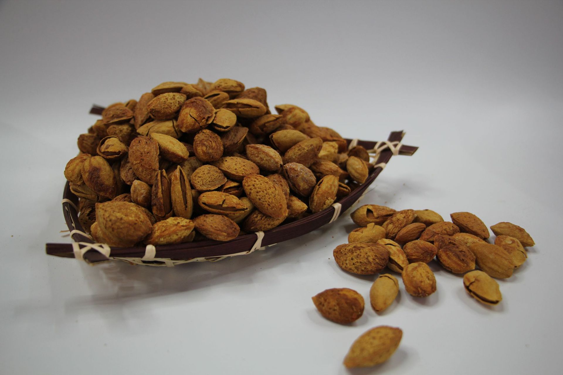 新疆特产坚果手剥原味烘烤纸皮巴旦木扁桃仁巴达木500g 微商代发