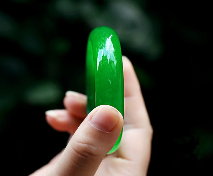 天然a级翠绿玉手镯女款浅翠绿色玉手镯玉石玉器石英岩玉手镯冰透