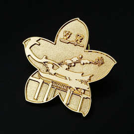 金属冲压镀金梅花造型胸章定制 梅花徽章设计制作厂家 压冲襟章