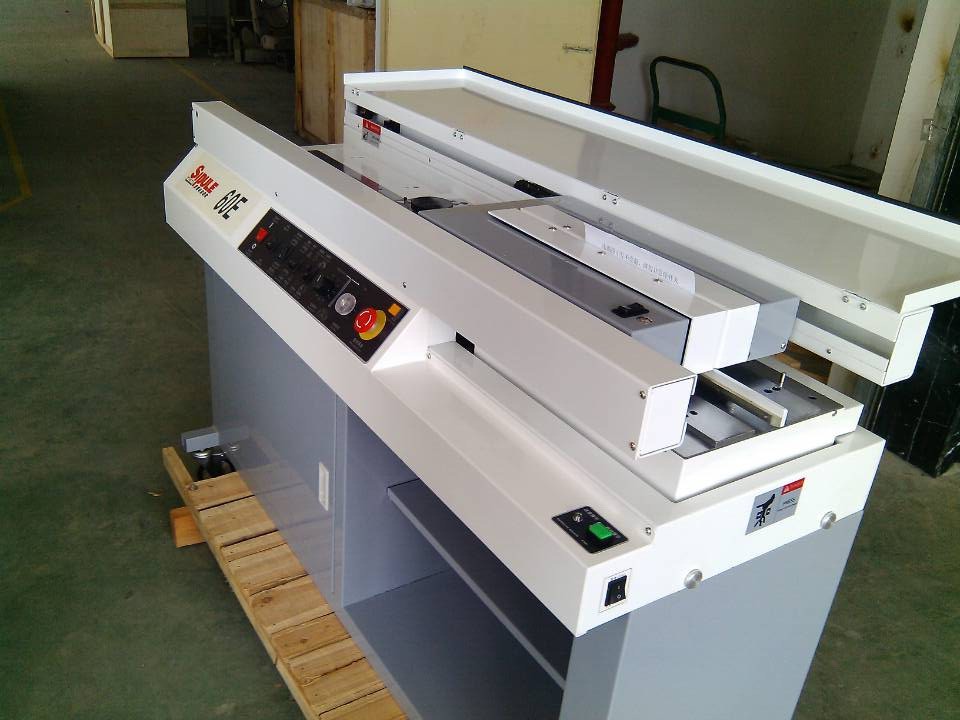 批发零售二手无线胶装机,8成新,机器运转制作书本标准!