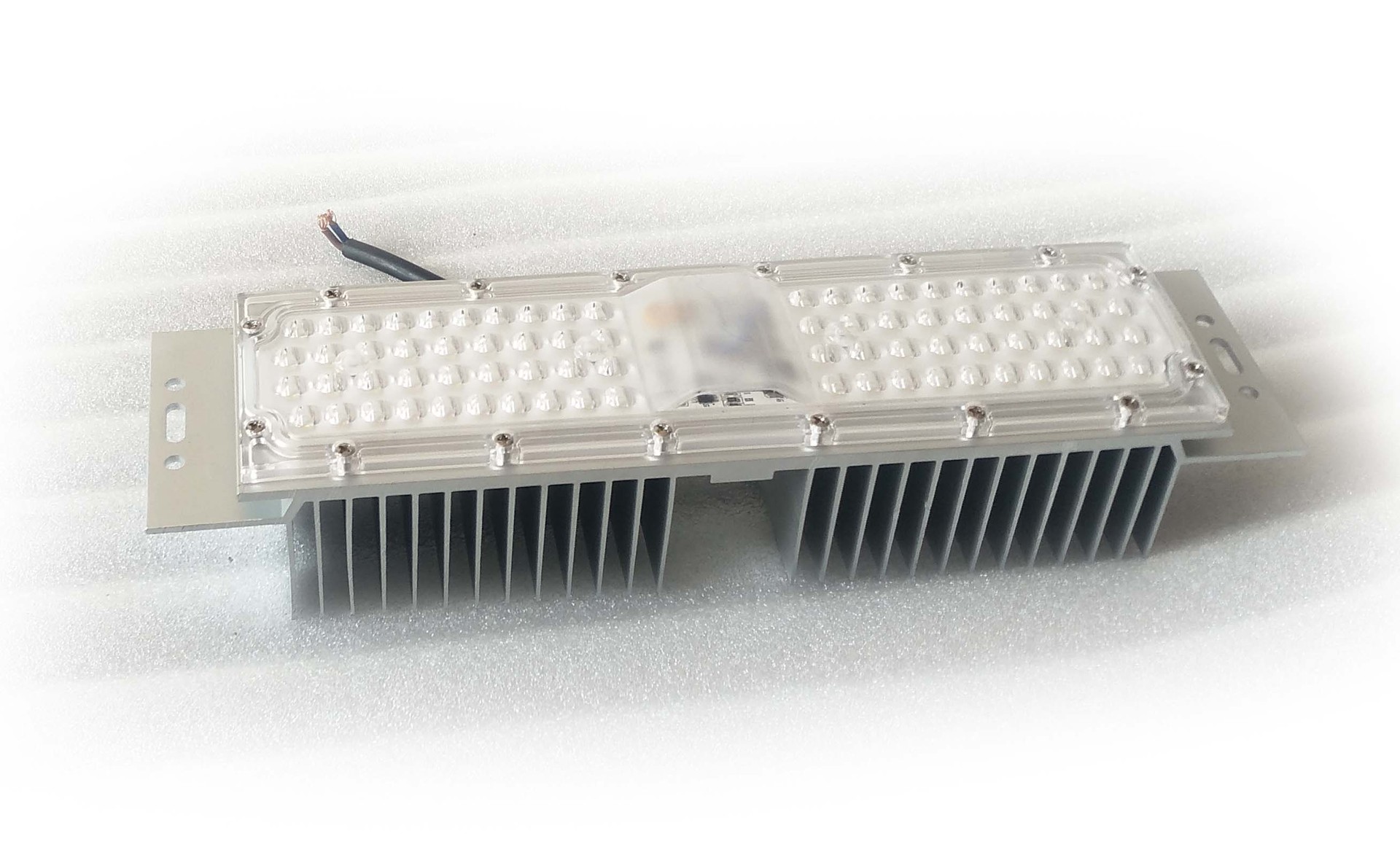 佛山led灯具源头厂家生产,76颗50w高压线性 led光源模组散热器