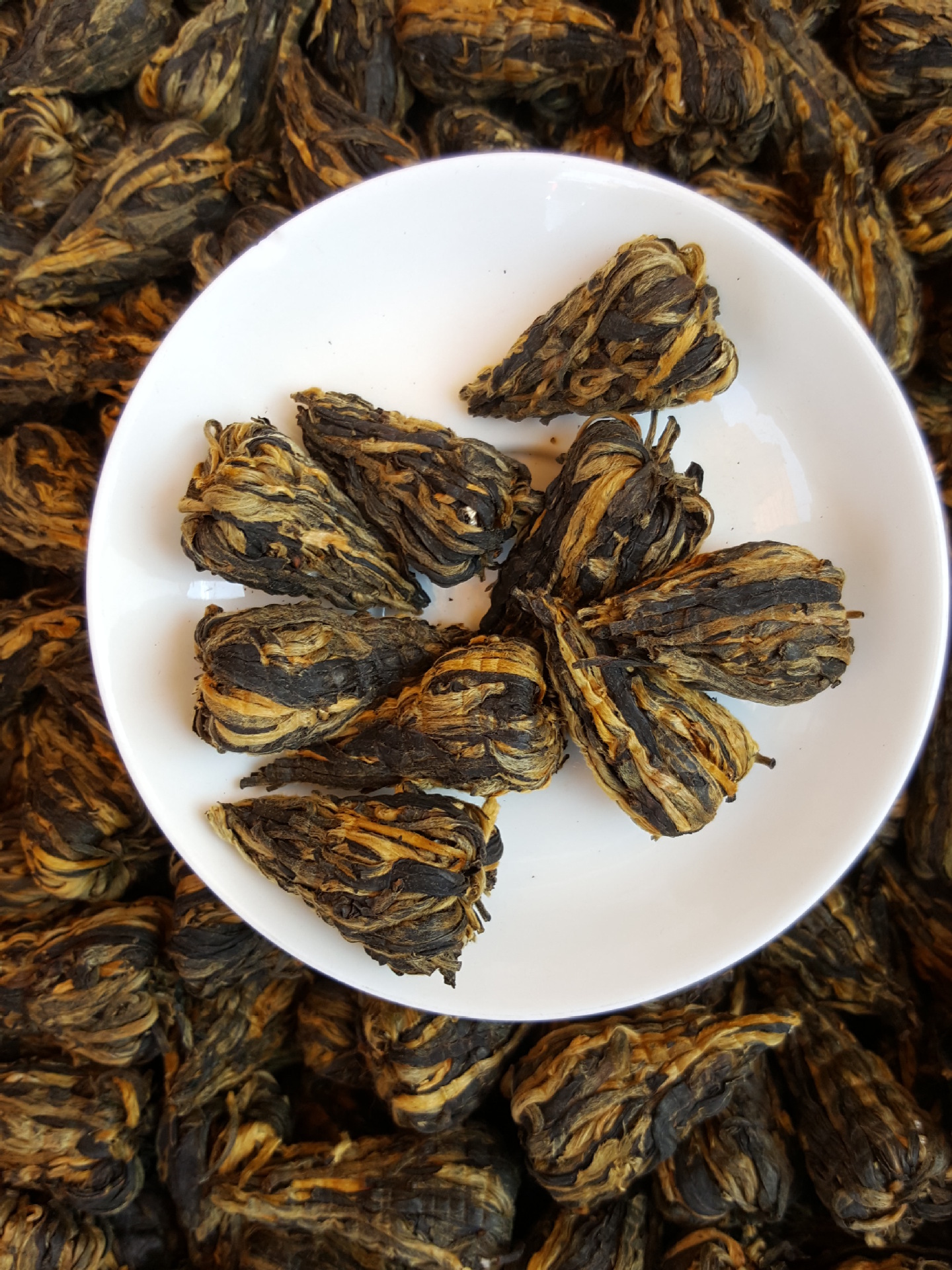 产品原料:云南大叶种茶 红塔滇红茶,属红功夫茶,采用单芽红茶,纯手工