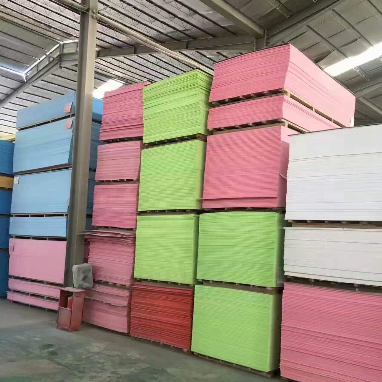 厂家供应户外使用彩色pvc板三年不易褪色不喷漆广告刻字彩色板