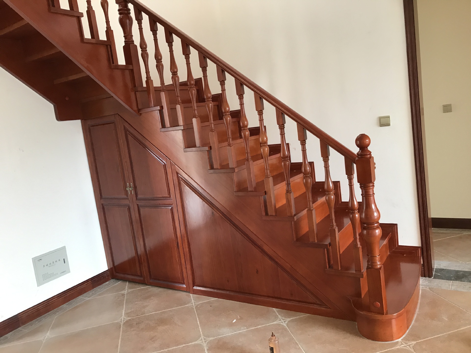 厂家定制橡胶木原木楼梯阁楼复式别墅实木楼梯定做橡胶木整梯