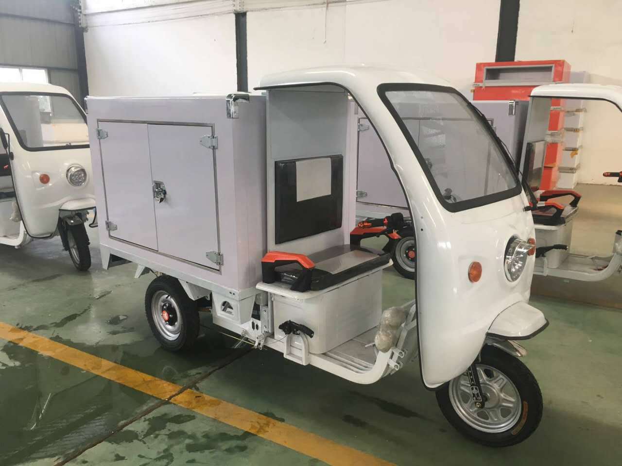 半封闭外卖保温电动三轮车蔬菜牛奶同城配送保温电动三轮车可定制