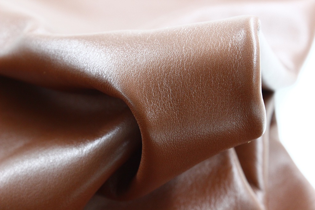 头层牛皮平纹纳帕牛皮面料1.3-1.5厚牛皮软包真皮大红水揉黄牛皮