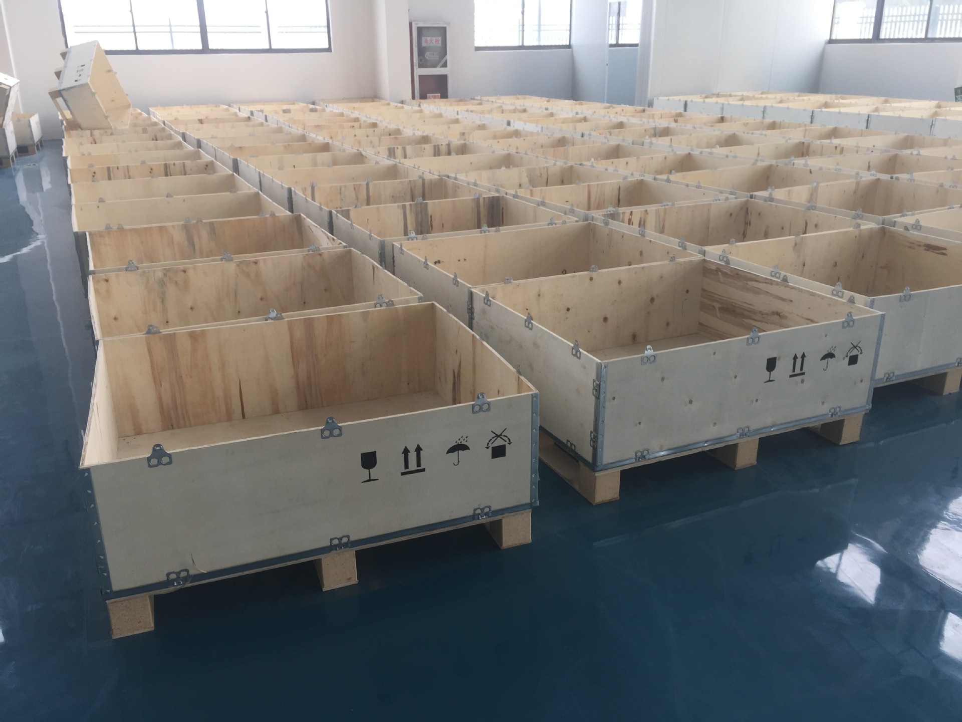 澎湃加工出口钢边箱定做易拆卸免熏蒸胶合板钢带箱