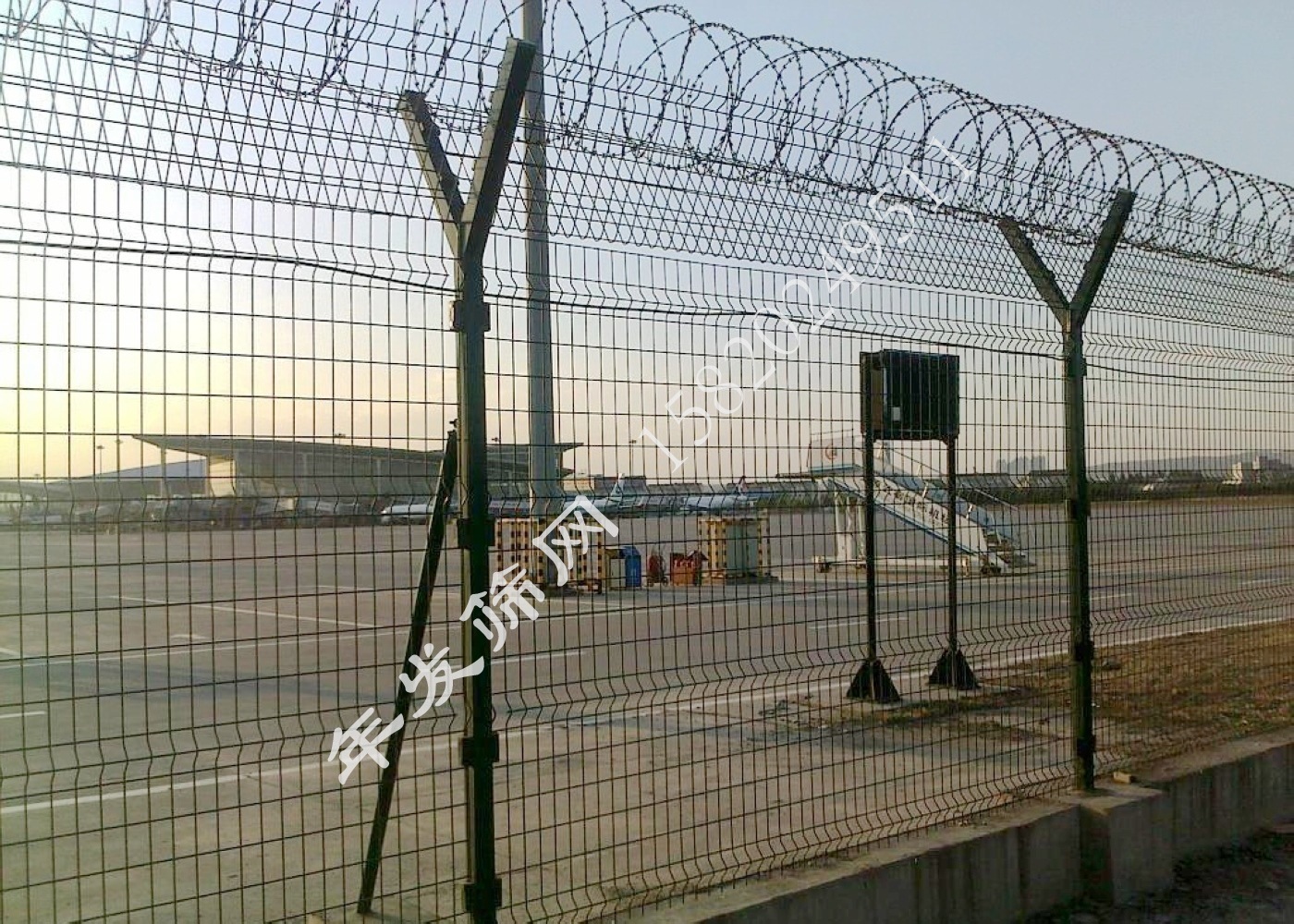 广州机场安全隔离防护围栏 镀锌喷涂绿色带刺铁丝网护栏