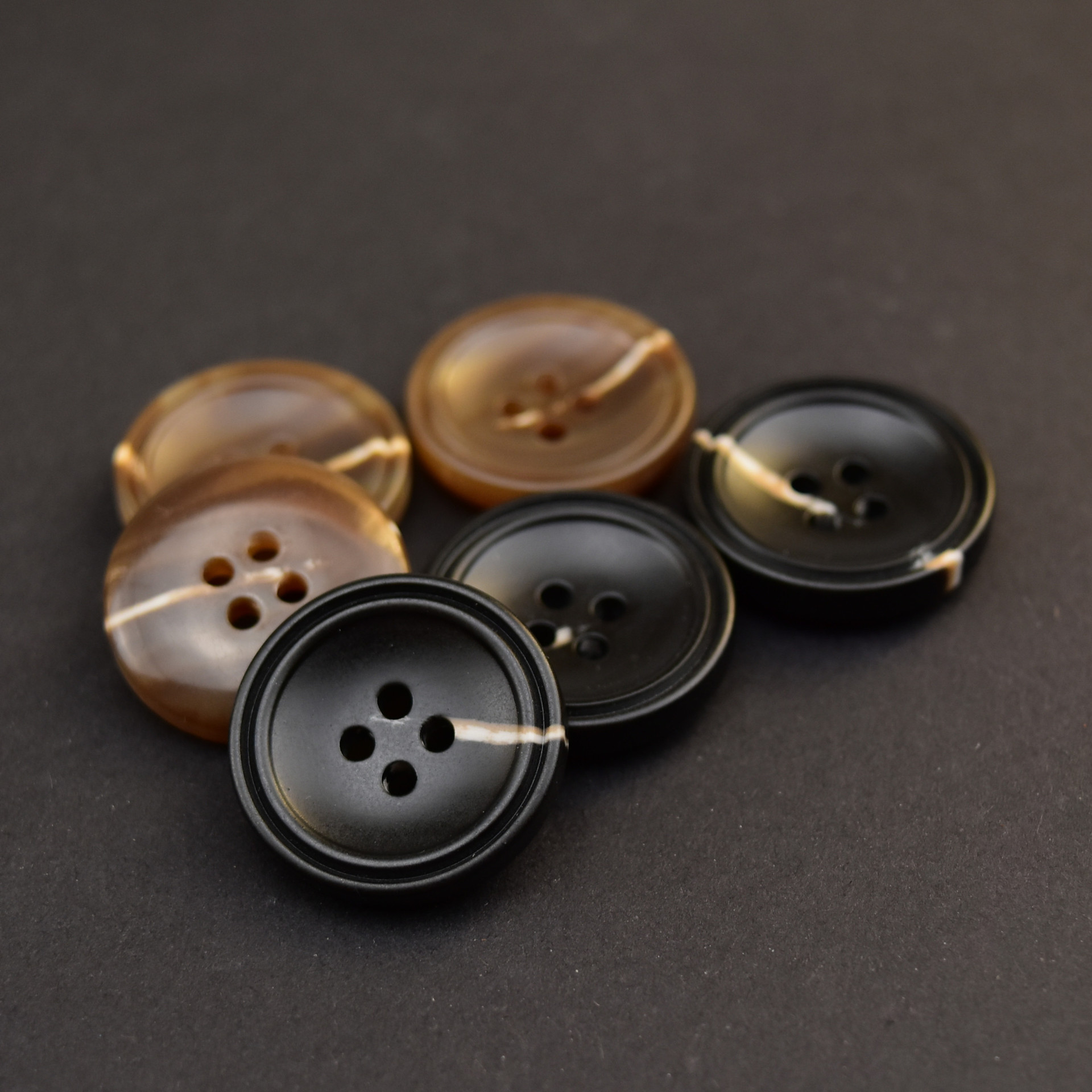 厂家直销树脂纽扣四眼小细边仿牛角扣男士风衣毛呢大衣西装扣