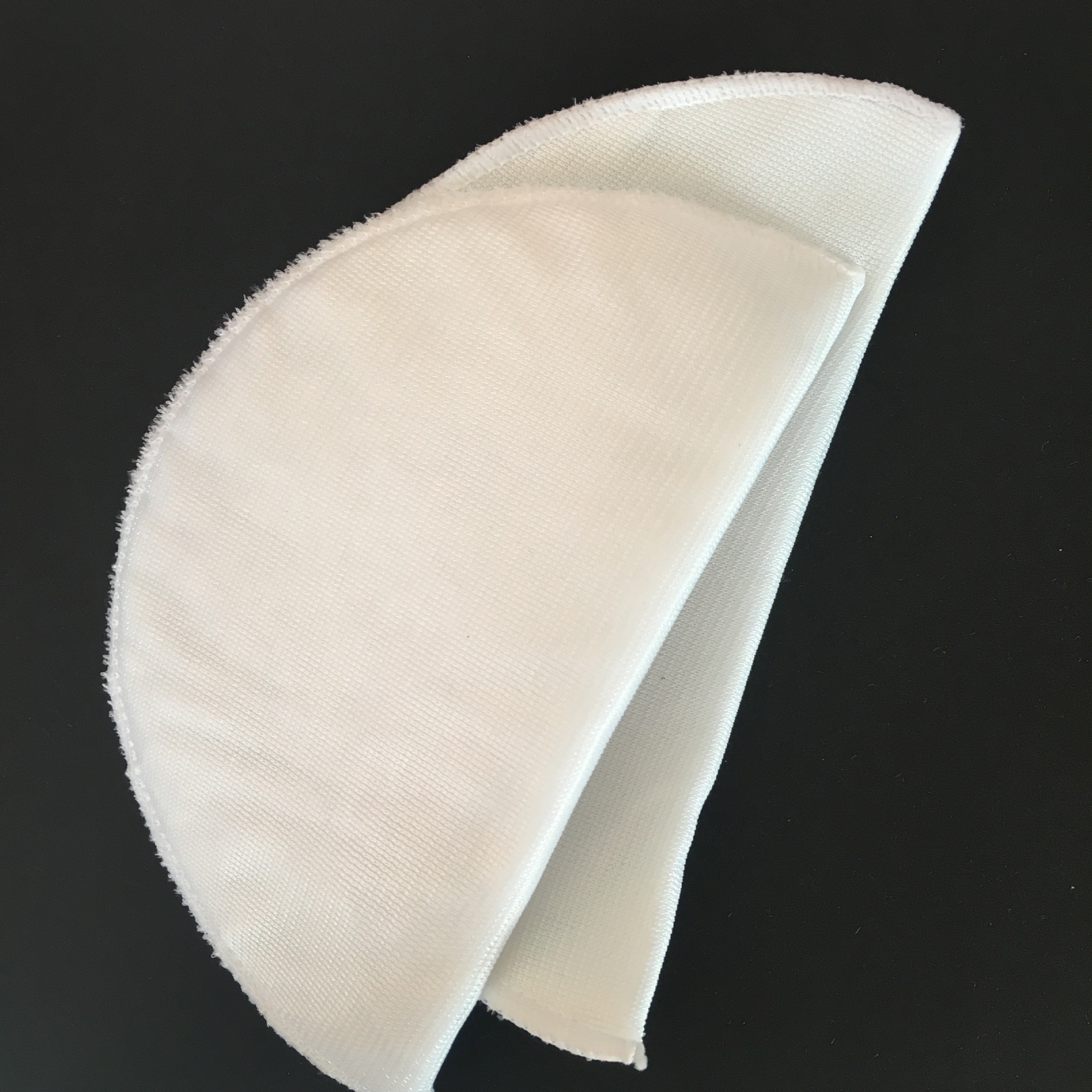 垫肩款式多,男女款式,儿童的,西服垫肩,夹克衫垫肩等等,常规的有些是