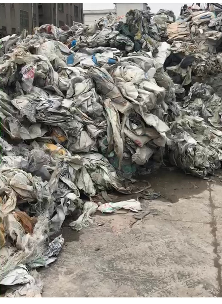 塑料垃圾在生活中无处不在,回收后可以制成可用于生活各个方面的颗粒.