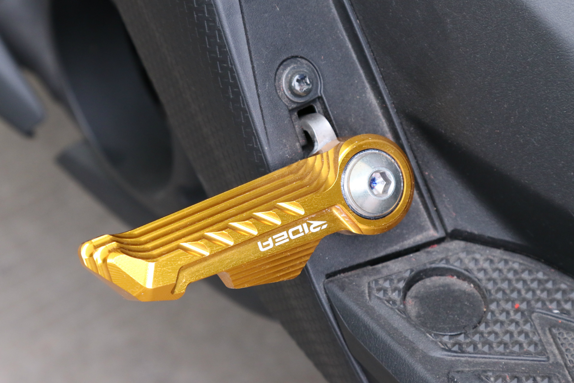 清货yamaha125摩托车踏板车通用改装铝合金脚踏bwsr后脚踏跨境