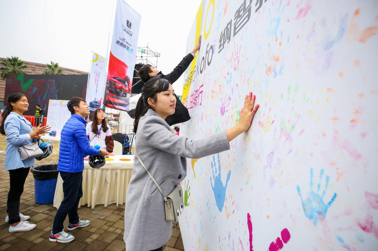 现场还有一面手印墙,有纪念意义,可以拿回家珍藏了.