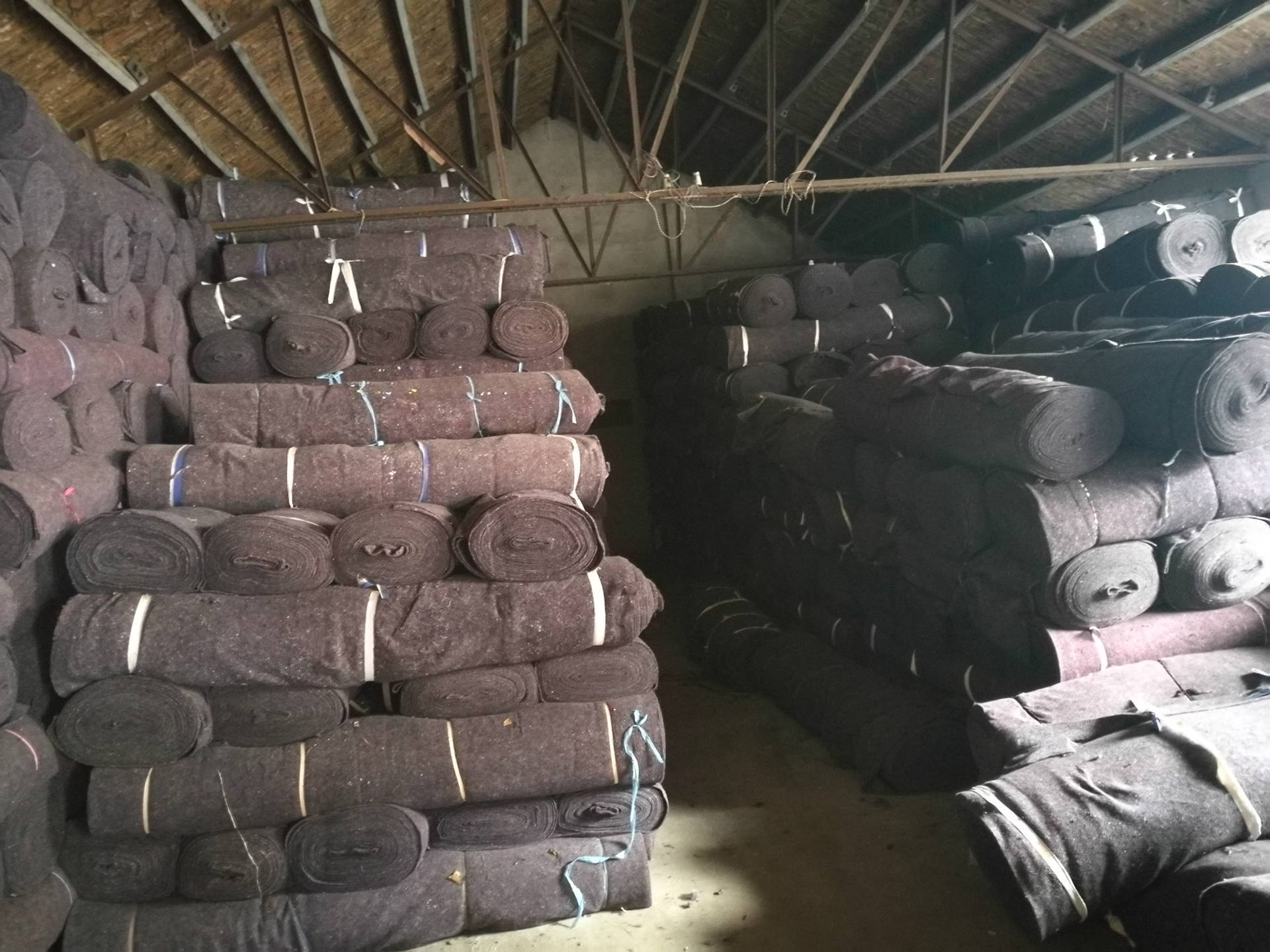 山东毛毡厂家供应 针刺蔬菜大棚保温毛毡 黑心棉保温防寒毯