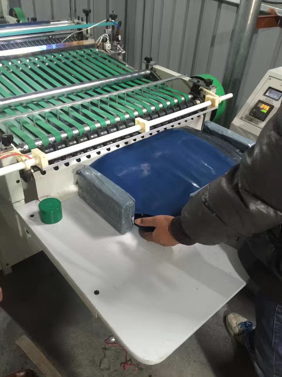 供应 高速800型快递袋制袋机 饰品opp制袋机 热切边封生产机器