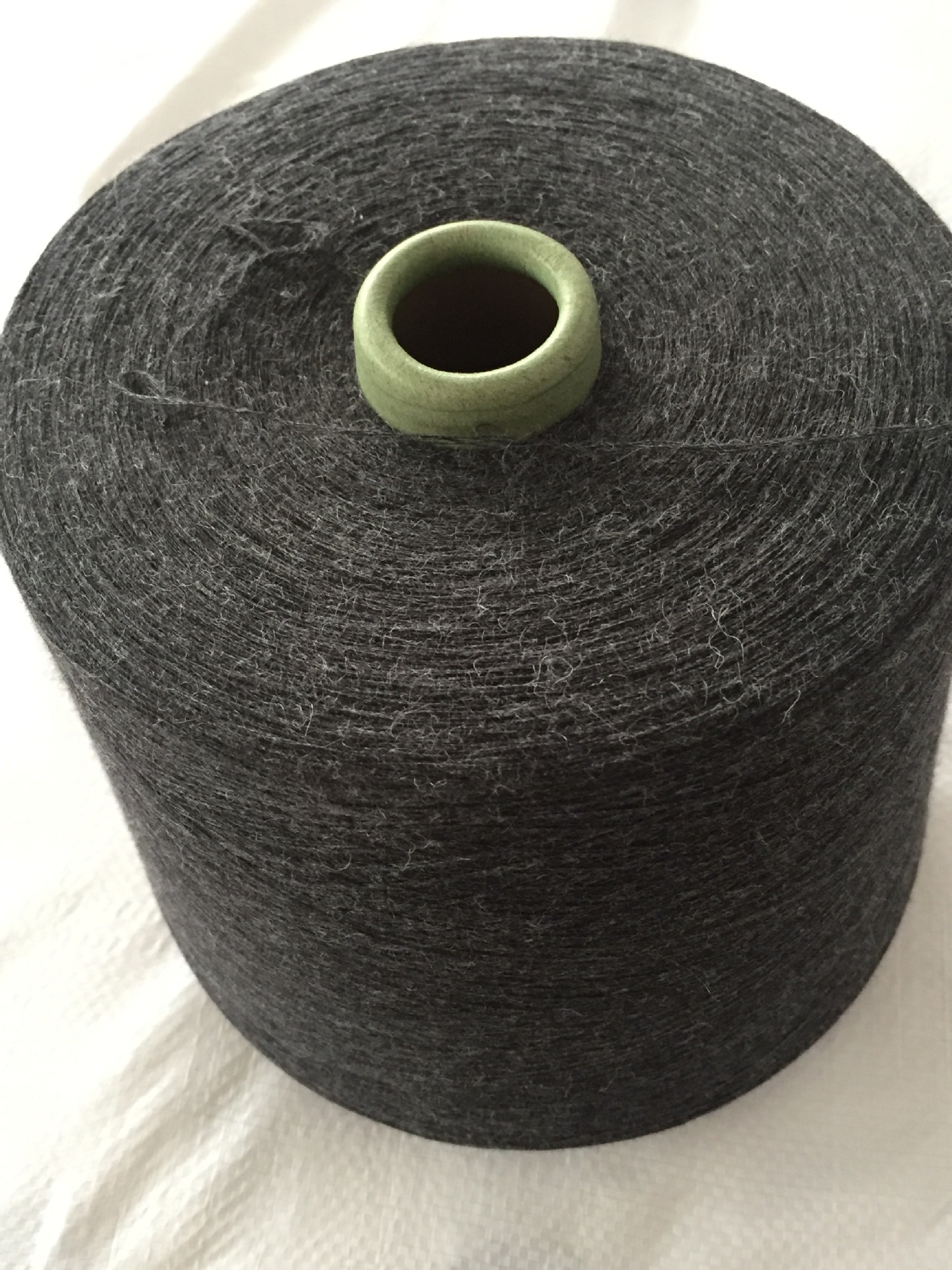 棉毛混纺纱32支粘毛混纺纱30支40支精梳棉羊毛混纺纱32s工厂直销