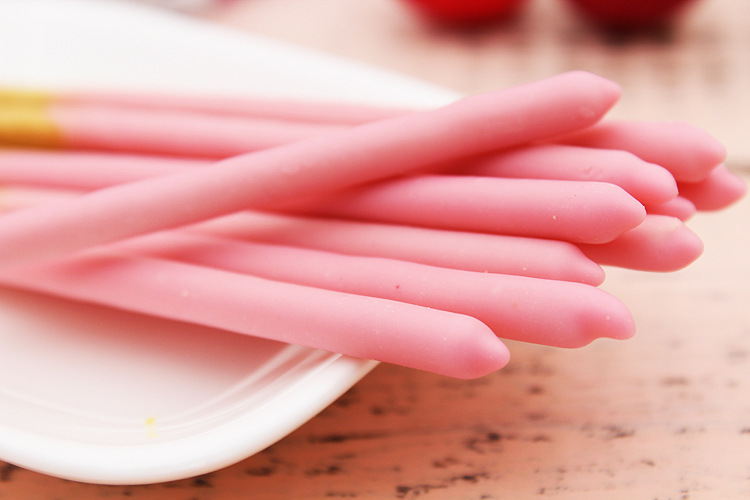 泰国bobby啵碧草莓巧克力味涂层棒形饼干16克儿童棒棒手指饼零食