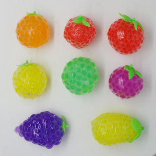 供应跨境货源新奇特整人发泄水果挤压葡萄球减压水球厂家直销