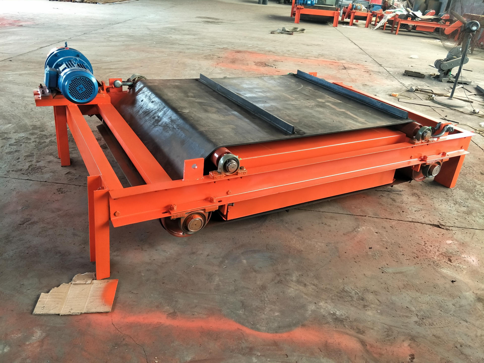 跟输送带垂直),物料中所含的铁杂质被吸附在自卸式除铁器的自卸皮带上