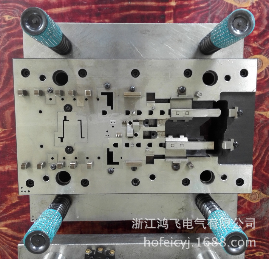 鸿飞冲压件低压电器配件厂家直销卡箍汽车配件五金件钣金件冲压模