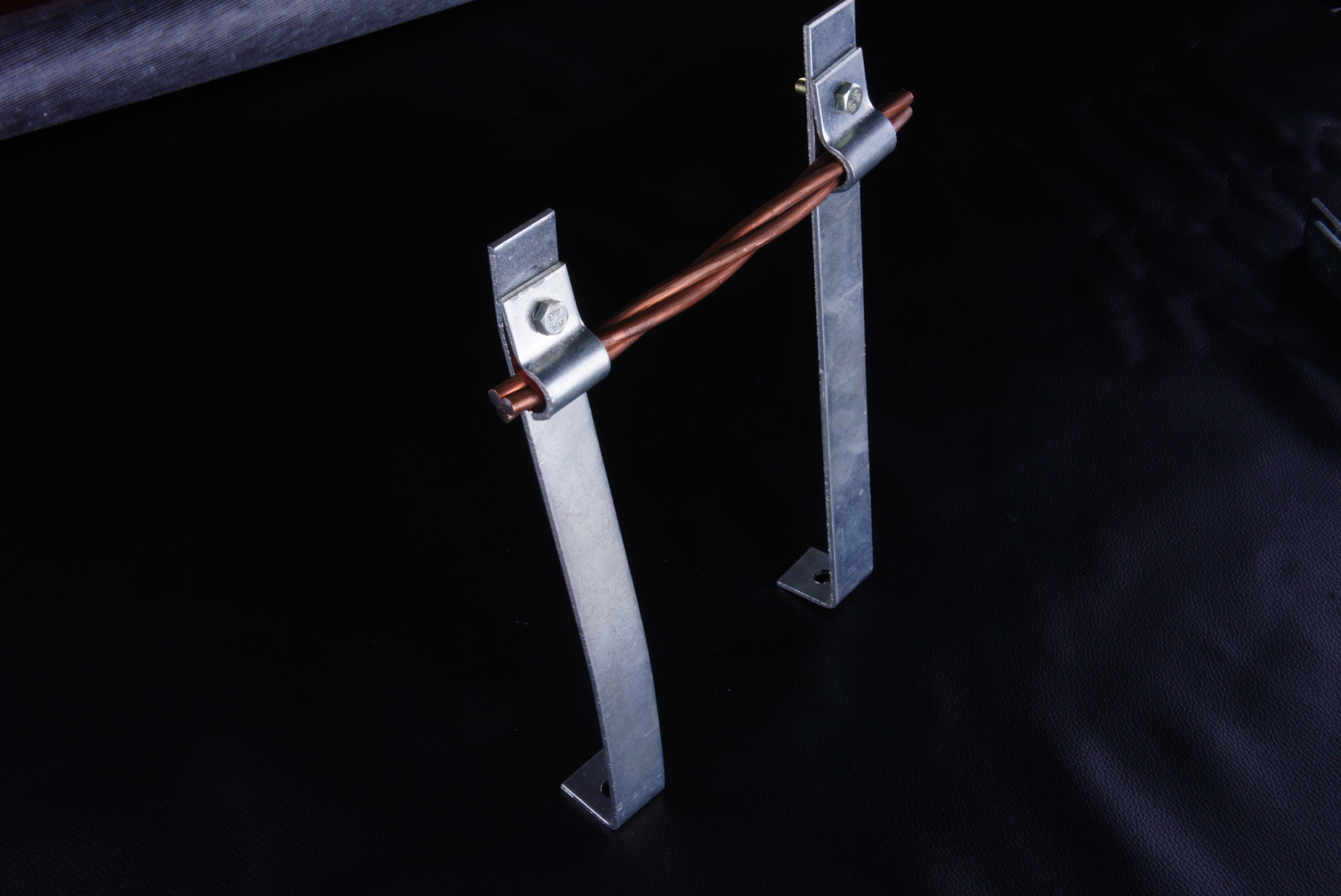 佰利嘉防雷接地支架批发定制 镀锌避雷带 引下线支架厂家直销