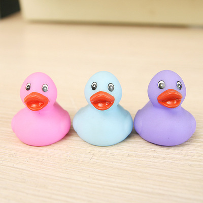 厂家直销搪胶彩色小鸭子 环保pvc小号戏水鸭 捏捏叫洗澡鸭定制