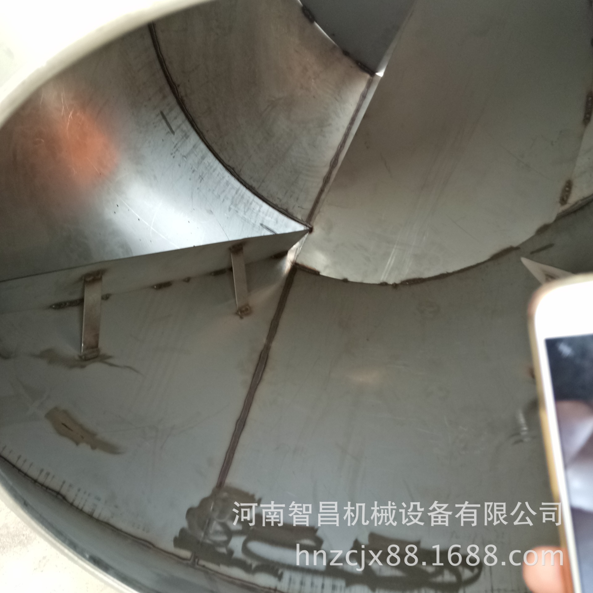 滚筒式拌料机是将各种原料,物料上下翻滚搅拌,达到完全混合的效果