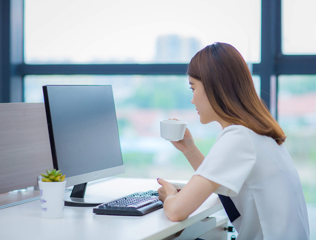 上班白领一族学会四大招数,远离电脑辐射,避免肌肤侵害