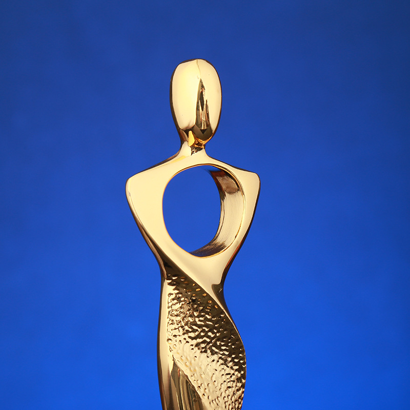 新款创意个性水晶工艺品镂空小金人奖杯嘉奖用品厂家定制金属奖杯