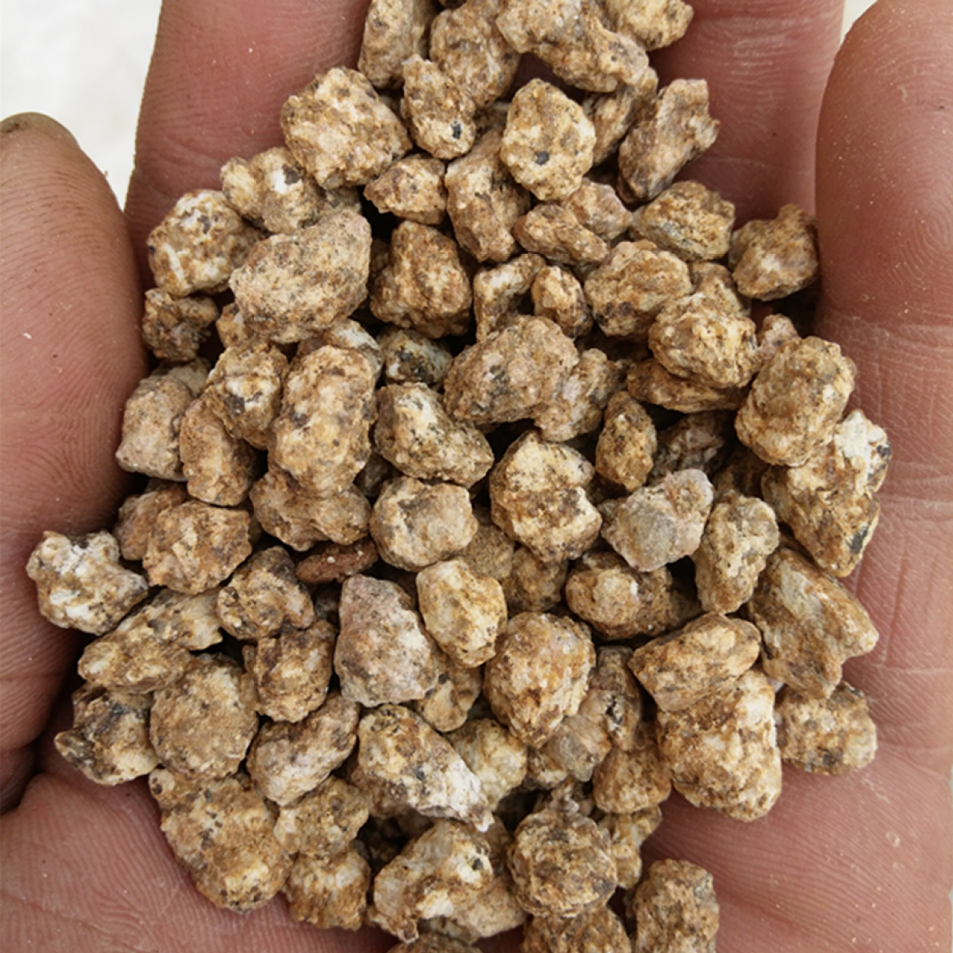 厂家批发黄金麦饭石 园艺麦饭石 栽培基质 多肉用软麦饭石3-6mm