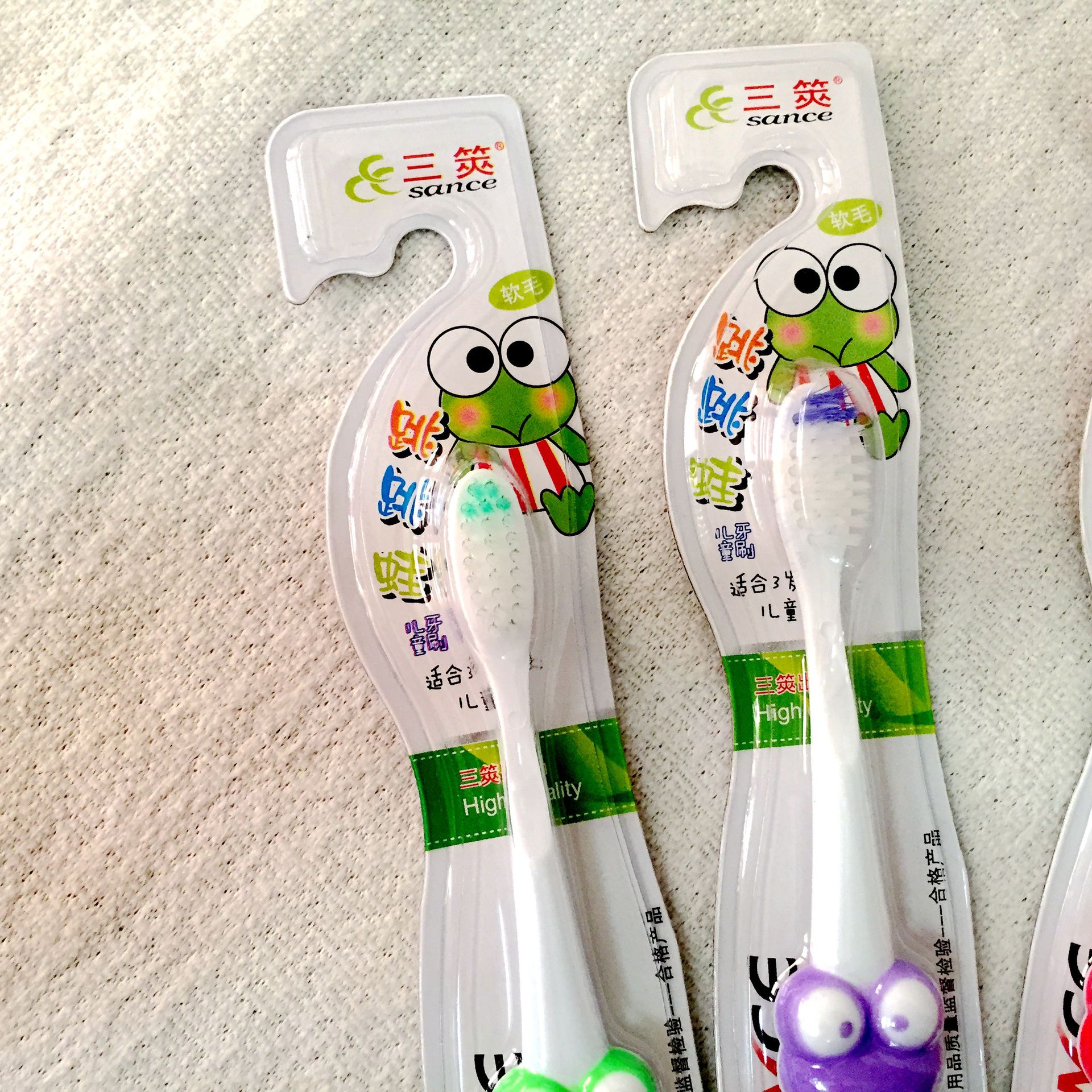 厂家直销 超软洁净 三策牌 儿童卡通 跳跳蛙 软毛牙刷