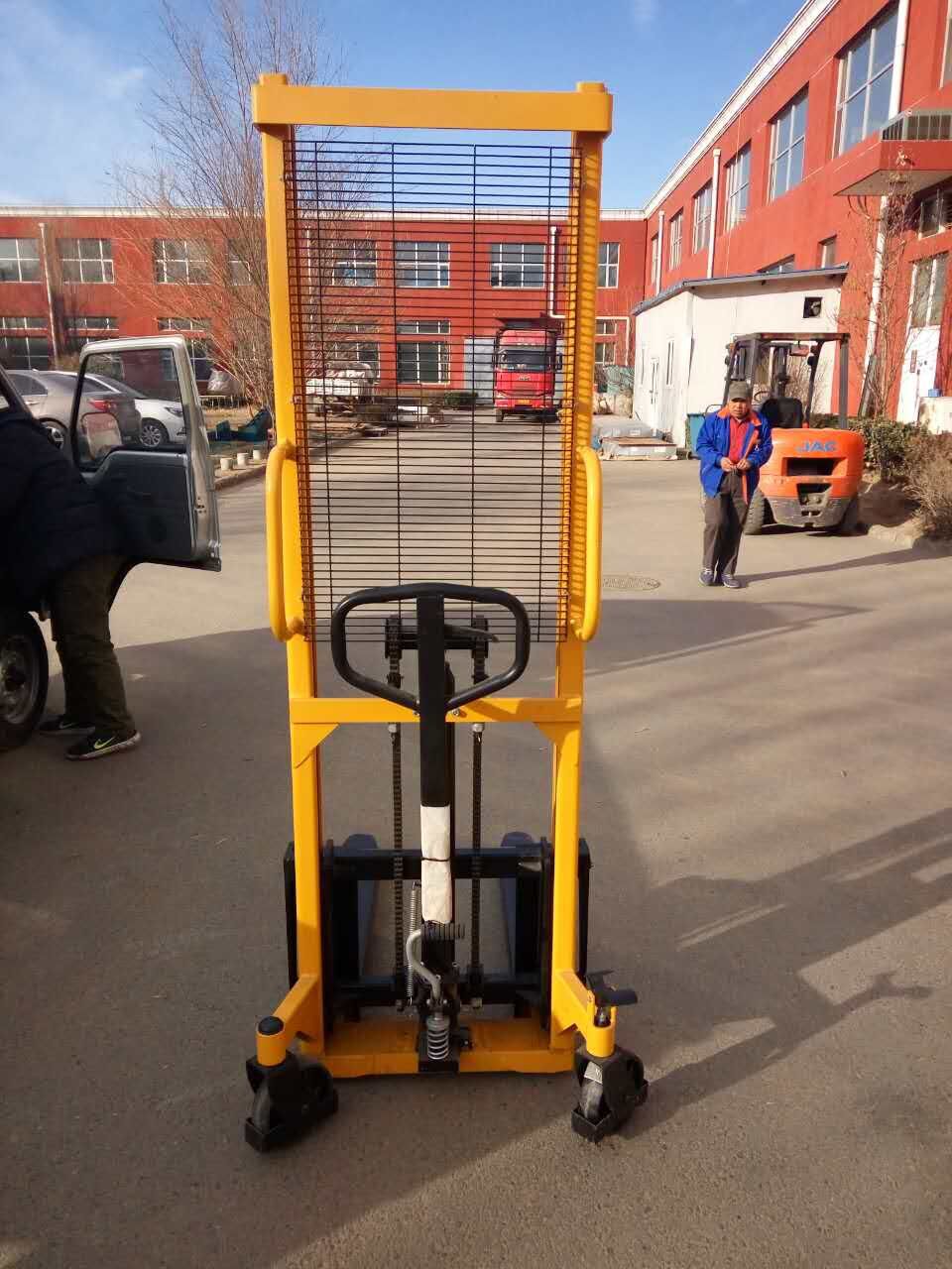 供应1吨2吨手动液压装卸车 液压升降车 堆高车 手动叉车 可订做