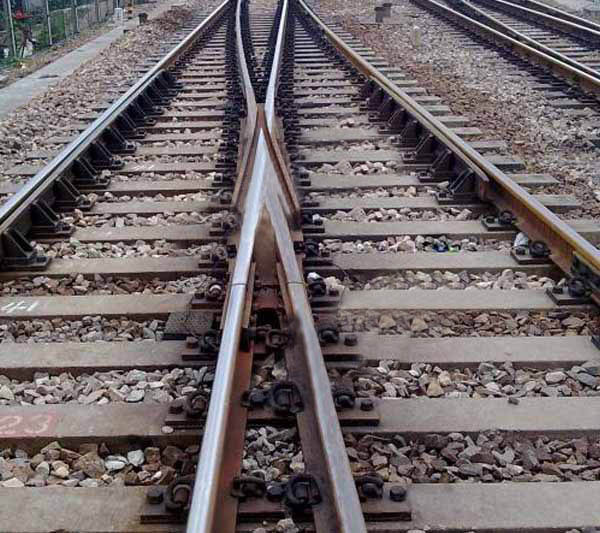 中间道岔产品详情 设于车站到发线中部,通常用来联结货物线,简易