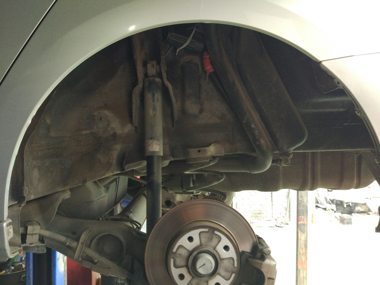 把轮拱装饰罩卸下后就是这个样子