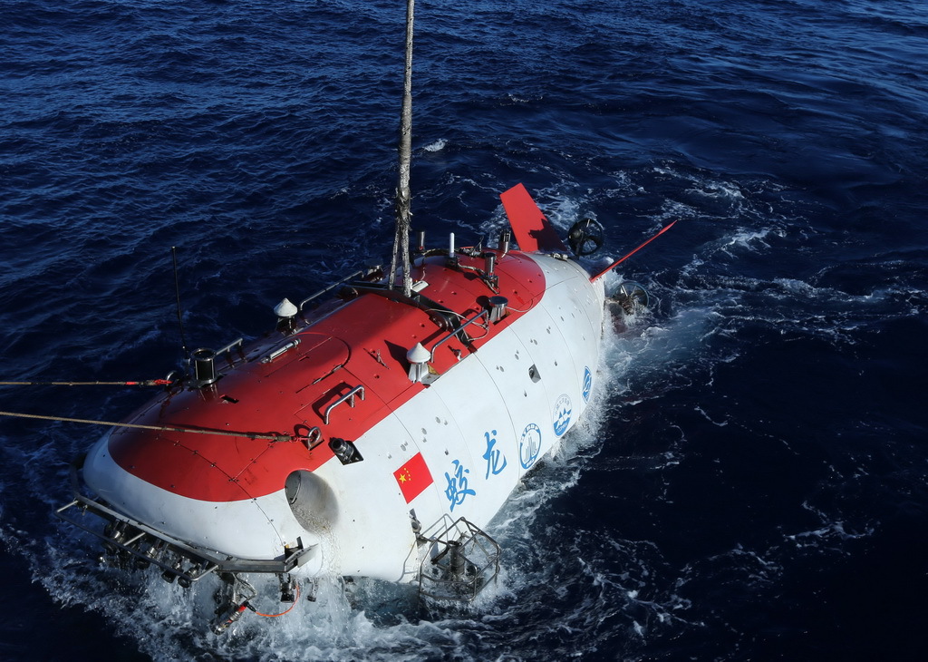 "蛟龙"入海,国产航母劈波闯大洋