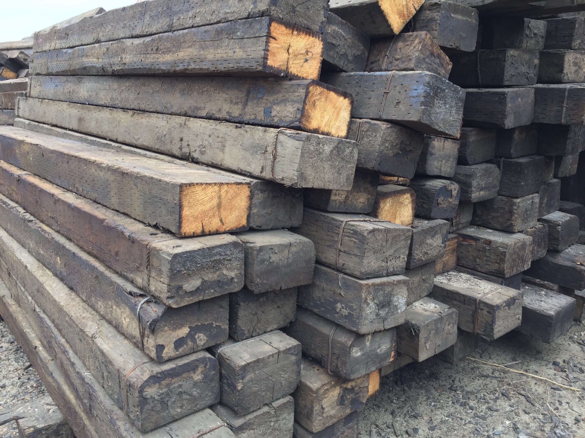 天津供应铁路再用油浸防腐旧枕木16*22*2.5米支持长度切割