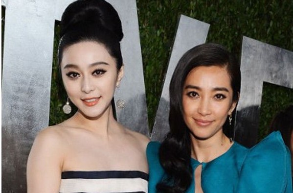 和"白皮星人"范冰冰坐在一起,景甜也没有因为肤色被她比下去哦.