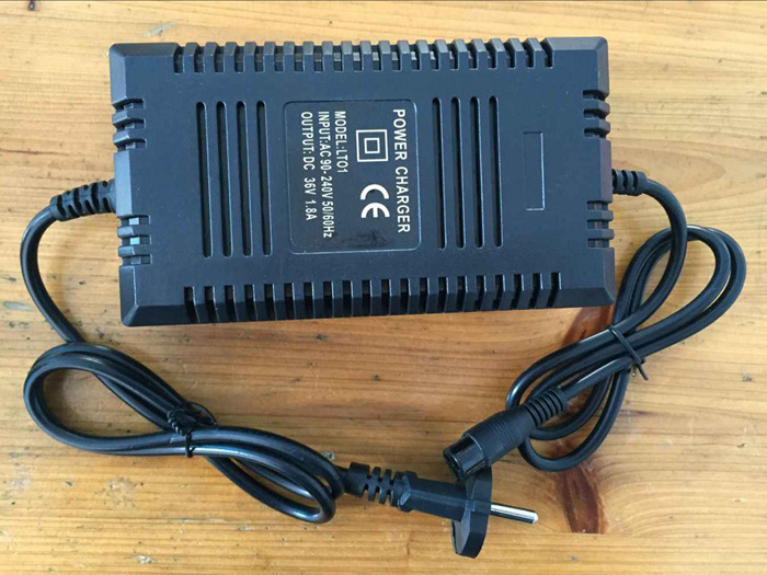 36v电动车充电器电动自行车充电器铅酸电池充电器智能1.5-2.0a