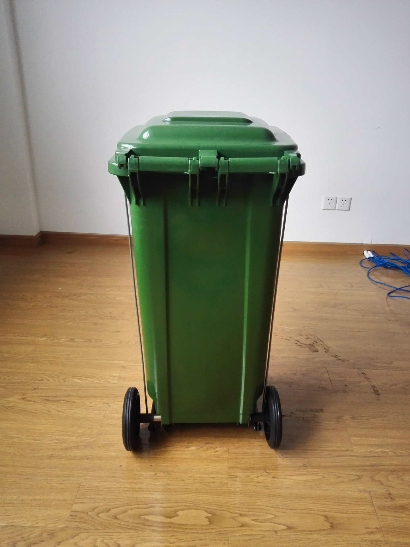 厂家批发120l脚踏式垃圾桶 脚踏带轮带盖户外环卫 餐厨塑料垃圾桶