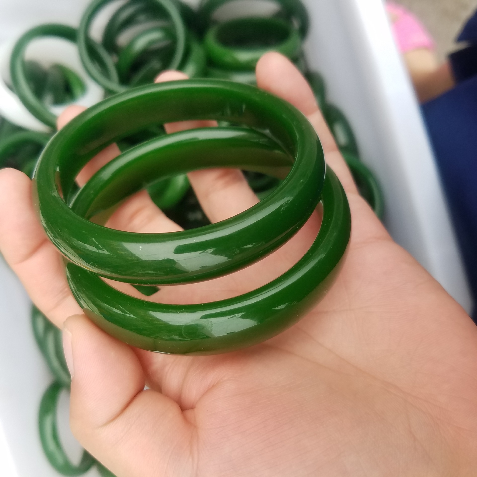 厂家直销新疆外蒙料女款玉镯菠菜绿高仿和田碧玉手镯玉器镯子