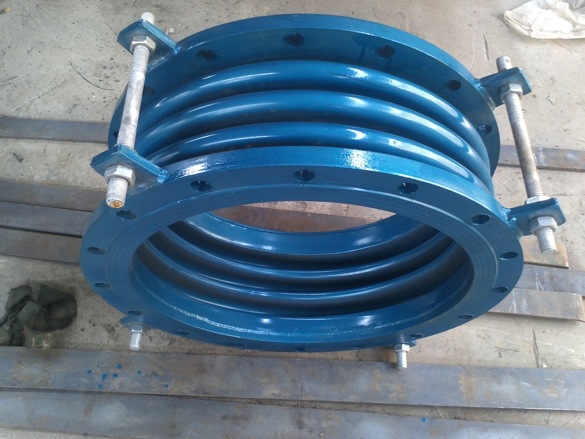 工业管道波纹补偿器布置和支架分布有什么关系?