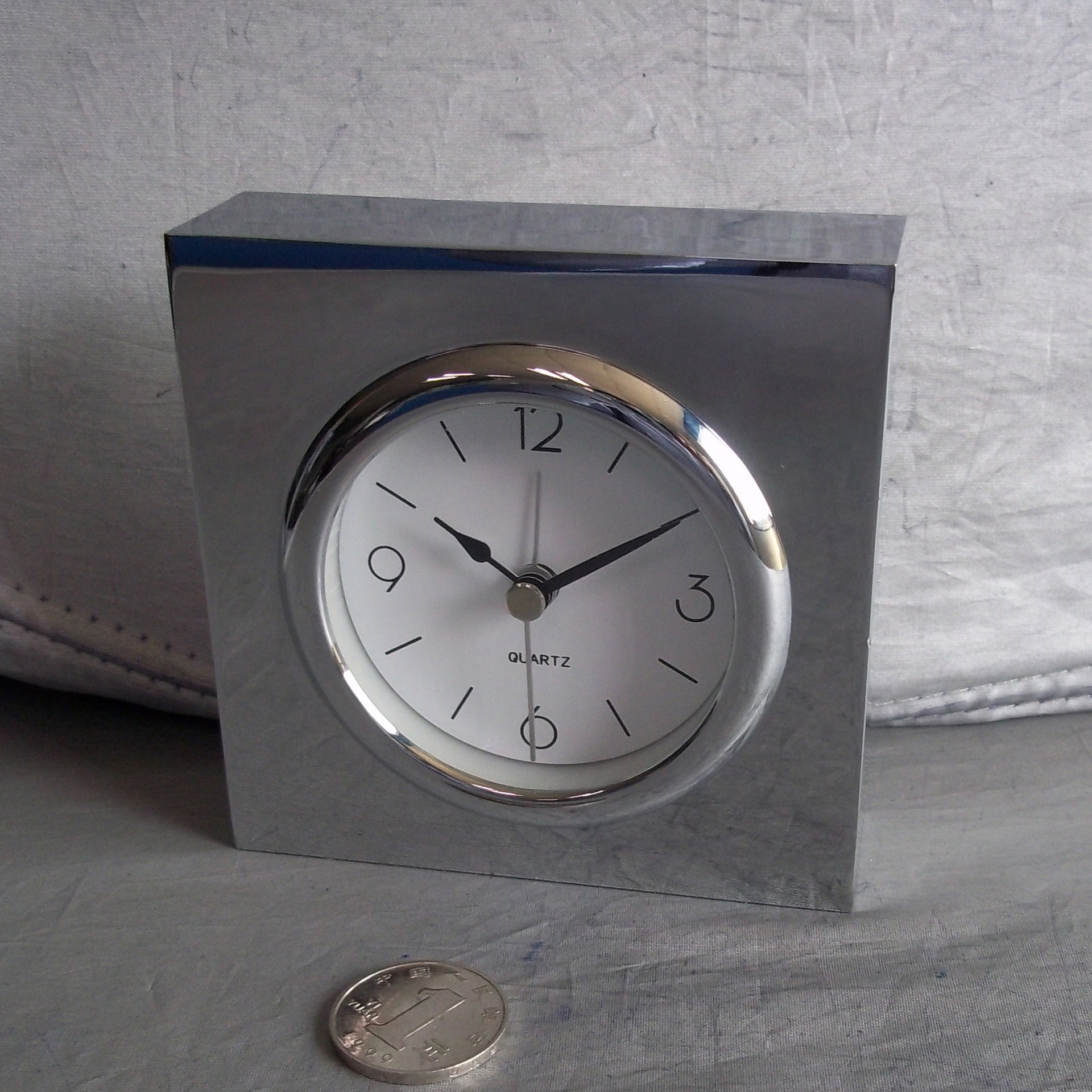 【四方钟厂家直销】扫秒酒店客房闹钟静音小四方钟正方金属闹钟