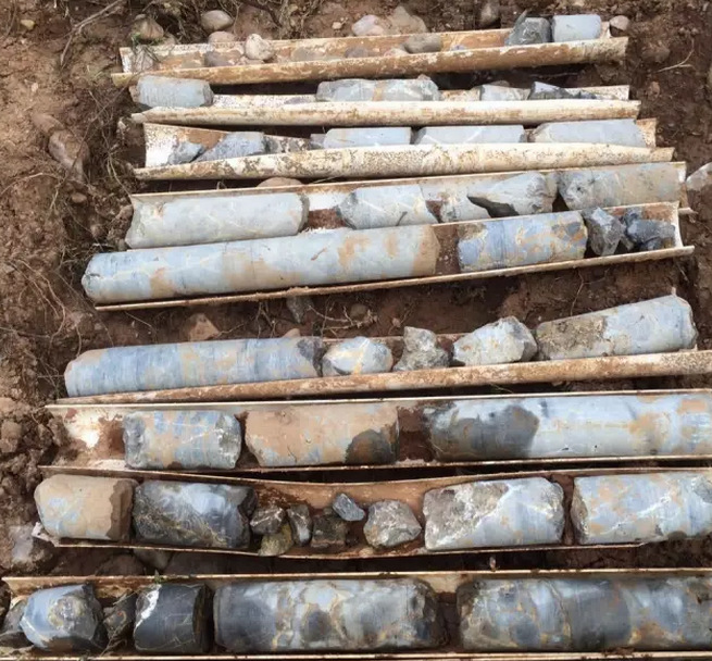 灰岩硬度低金属制品可以轻易刻划出痕迹 并且石灰岩的风化主要是化学