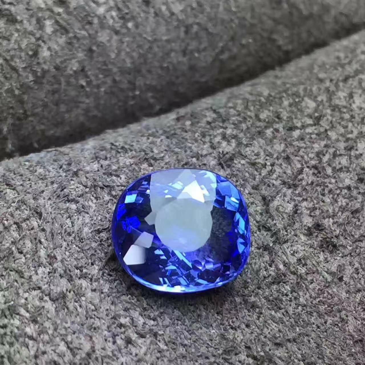 新货:1.92克拉天然全净坦桑石戒面裸石,颜色超美,满火满彩